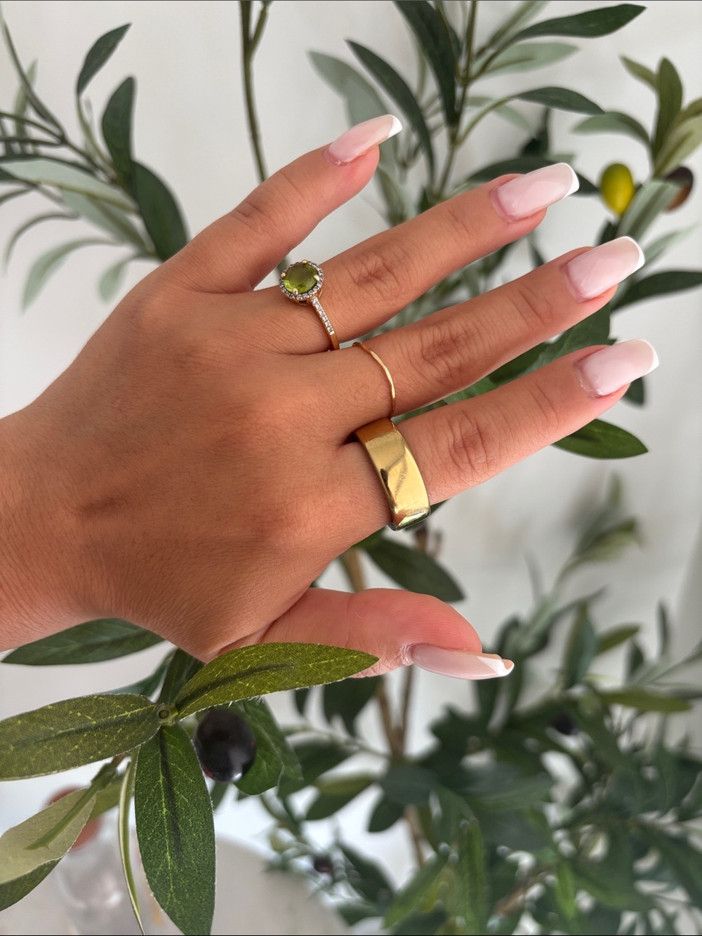 Oura Ring 4 – Gold – Size 7 – Excellent Condition